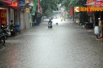 Hà Nội tiếp tục mưa dông lớn do siêu bão Rammasun
