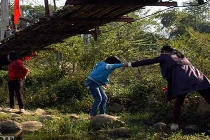 Thà lội suối, vượt đá lởm chởm còn hơn đi cầu treo