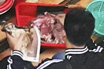 Ảnh người Việt bán thịt chó gây bão Hong Kong