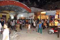 Xe điên kéo 3 cháu nhỏ chơi Trung thu vào gầm