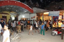 Xe điên kéo 3 cháu nhỏ chơi Trung thu vào gầm