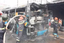 Xe khách nổ tung toàn bộ thân trên QL1A