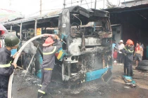 Xe khách nổ tung toàn bộ thân trên QL1A