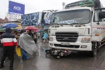 Xe tải đâm xe máy, 2 thiếu nữ tử vong