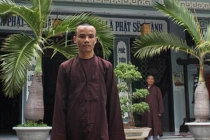 Chân dung nhà sư chữa bệnh bằng trực thăng