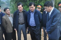 Bộ trưởng Đinh La Thăng tại hiện trường đứt cầu treo