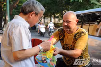 Ông Tây bán hàng rong Hà Nội vì... con gái VN xinh