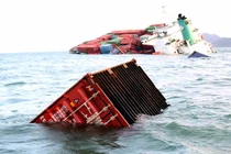 2 tàu đâm nhau, hàng chục container trôi dạt và chìm