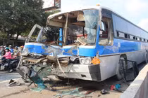 Ô tô đâm nhau liên tiếp, quốc lộ 1 kẹt cứng