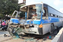 Ô tô đâm nhau liên tiếp, quốc lộ 1 kẹt cứng