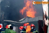 Cháy dữ dội ở Hà Nội, khói đen mù trời