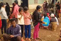 Gia Lai: Mổ bò làm đám tang, hơn 100 người cấp cứu