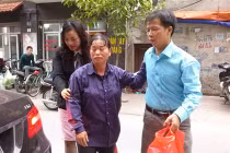 Ông Nguyễn Thanh Chấn và vợ xuống Hà Nội gặp luật sư