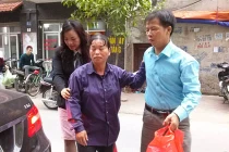 Ông Nguyễn Thanh Chấn và vợ xuống Hà Nội gặp luật sư