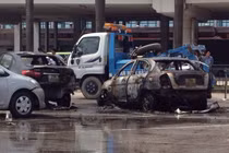 3 ô tô bốc cháy dữ dội ở sân bay Nội Bài