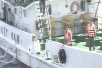 Tàu VN tiến sâu vào giàn khoan, bị tàu TQ hung hăng đâm móp