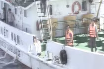 Tàu VN tiến sâu vào giàn khoan, bị tàu TQ hung hăng đâm móp