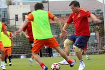 BT Đinh La Thăng sắp quần đùi áo số "so găng" đội ĐSQ Đức