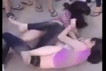 Nữ sinh đánh nhau, lột đồ, người xem reo hò cổ vũ