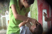 Bảo mẫu và “quan phụ mẫu“: Ai bạo lực hơn ai?