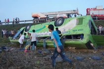 Nóng: Xe khách lật nhào xuống ruộng, 20 người thương vong