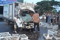 Xe bồn tông xe tải chở cá, 2 người bị thương nặng