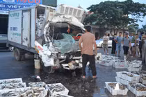 Xe bồn tông xe tải chở cá, 2 người bị thương nặng