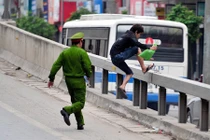 Màn rượt đuổi người đi bộ ở đường trên cao của công an HN