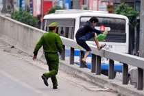 Màn rượt đuổi người đi bộ ở đường trên cao của công an HN