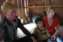 Hai chị em giống Tây như đúc tại bản Nà Gai