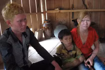 Hai chị em giống Tây như đúc tại bản Nà Gai