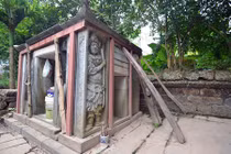 Lăng hiếm xây bằng đá 300 tuổi ở Hà Nội sắp bị “xóa sổ“?