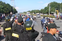 CSCĐ "bày binh bố trận" bảo vệ du khách rời Đại Nam