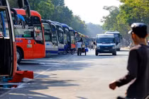 Hàng trăm xe khách TP HCM xếp hàng dài phục vụ Tết