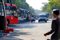 Hàng trăm xe khách TP HCM xếp hàng dài phục vụ Tết