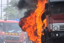 Toàn cảnh xe bồn chở dầu bốc cháy, dân hoảng loạn