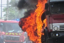 Toàn cảnh xe bồn chở dầu bốc cháy, dân hoảng loạn