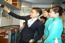 Đồng phục mới của Vietnam Airlines tiếp tục gây tranh cãi