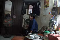 Ba thế hệ sống chung trong căn hộ 10m2 cũ nát