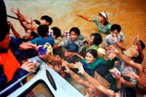 Nhìn lại những trận đại hồng thủy nhấn chìm miền Trung