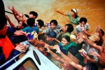 Nhìn lại những trận đại hồng thủy nhấn chìm miền Trung