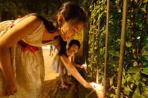 Lung linh nến, hoa trước nhà 30 Hoàng Diệu tưởng nhớ Tướng Giáp