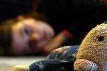 Cậu em phát hiện gã trai cởi truồng dưới gầm giường chị 15 tuổi