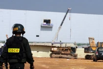 Cảnh sát cơ động bảo vệ nhà máy Samsung