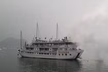 Tàu du lịch cháy, chìm xuống Vịnh Hạ Long