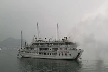 Tàu du lịch cháy, chìm xuống Vịnh Hạ Long