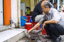 Xem cảnh người dân Hà Nội hứng nước... điều hòa để dùng