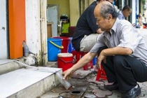 Xem cảnh người dân Hà Nội hứng nước... điều hòa để dùng