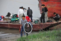 Tìm thấy xác không đầu nghi là chị Huyền trên sông Hồng