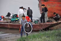 Tìm thấy xác không đầu nghi là chị Huyền trên sông Hồng